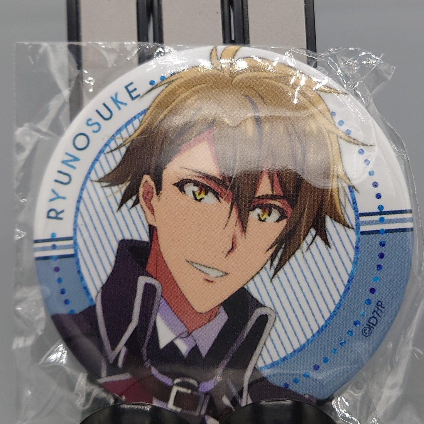 IDOLiSH7 can badges